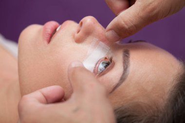 Kız salon sahiptir ve kirpik yükseltilmiş