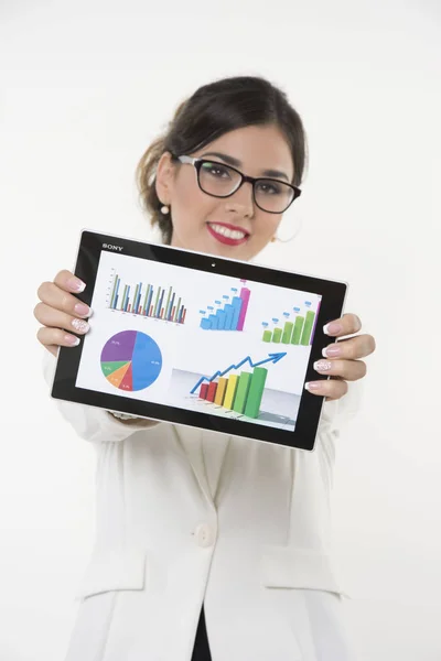 Geschäftsfrau mit Brille und Grafikdaten auf Tablet — Stockfoto