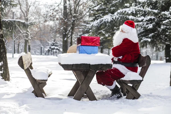 Papai Noel está esperando no ano novo Fotos De Bancos De Imagens Sem Royalties