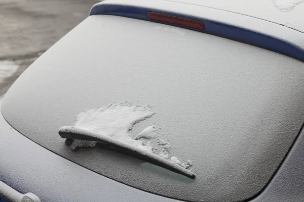 Az első hó a télen fedett parkoló autóban — Stock Fotó