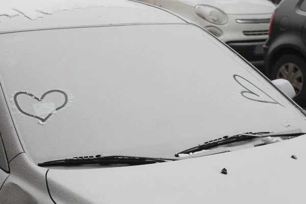 Carro estacionado coberto com a primeira neve no inverno Fotos De Bancos De Imagens