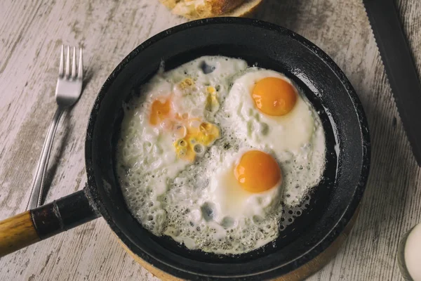 Jaja świeże smażone na oleju Obrazy Stockowe bez tantiem