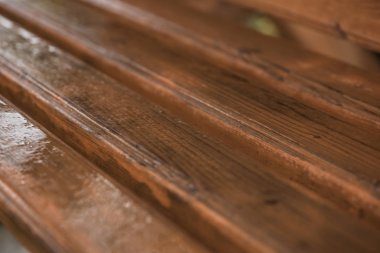 Yağmurdan sonra ıslak ahşap zemin - 