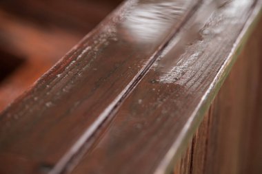 Yağmurdan sonra ıslak ahşap zemin - 