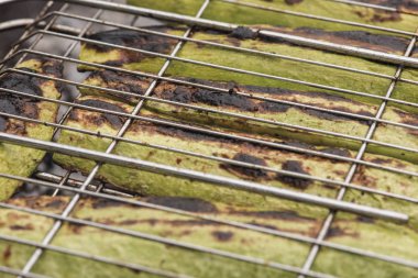 Kızarmış sebze, domates ve kabak ateşte, kızarmış deri ve sulu domates, ızgarada. 