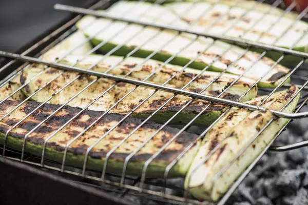 Gebratene Gemüsetomaten Und Zucchini Auf Dem Feuer Geröstete Haut Und — Stockfoto