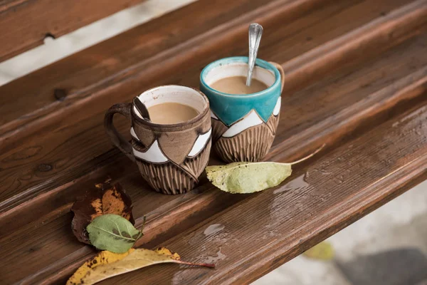 Duas Xícaras Café Superfície Madeira Molhada Manhã Outono Chuvoso — Fotografia de Stock