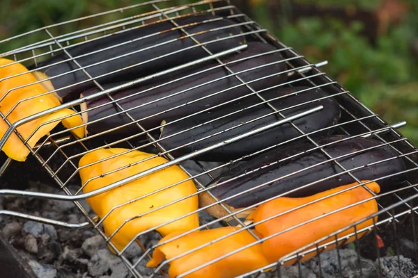 Gebakken Groenten Tomaten Courgettes Vuur Geroosterde Huid Sappige Tomaat Grill — Stockfoto