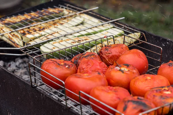 Legumes Fritos Tomates Abobrinha Chamas Pele Torrada Tomate Suculento Grelha — Fotografia de Stock