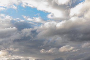 Yağmur, kar ya da yağmurdan önce bulutlu gri gökyüzü 