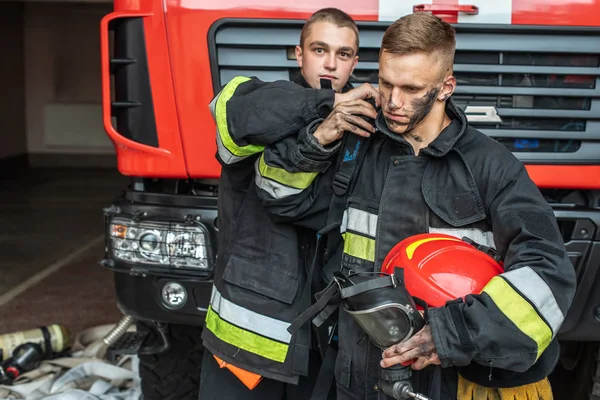 Wrzesień 2019 Ukraina Miasto Lwów Młody Seksowny Strażak Siedzi Przy — Zdjęcie stockowe