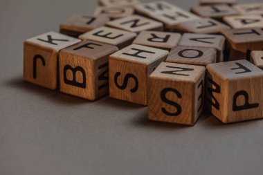 harf geçmişi. Kahverengi, Kraft arkaplanlı tahtadan küpler. 
