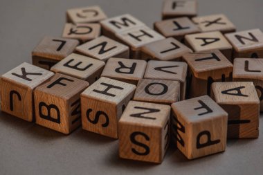 harf geçmişi. Kahverengi, Kraft arkaplanlı tahtadan küpler. 