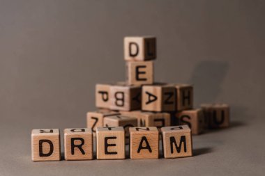 harf geçmişi. Kahverengi DREAM, Kraft arkaplanlı tahtadan küpler 