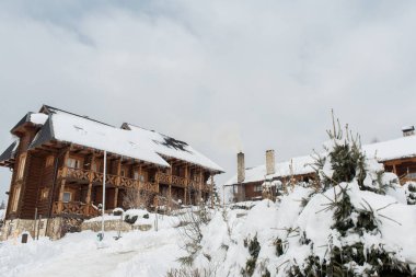 Kışın dağlarda ahşap evler, doğa temiz hava manzaraları.