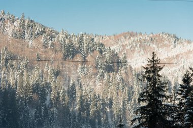 Karlı kış dağları ve donmuş karlı nehir 