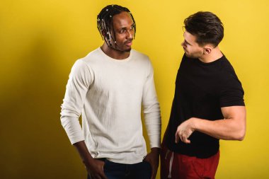 Siyah adam, Afrika dışından ve Avrupa dışından, duygusal, gülümseyen, ve ellerinde pazılar, atletik figürler, şişirilmiş erkekler, sarı arka planda