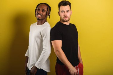 Siyah adam, Afrika dışından ve Avrupa dışından, duygusal, gülümseyen, ve ellerinde pazılar, atletik figürler, şişirilmiş erkekler, sarı arka planda