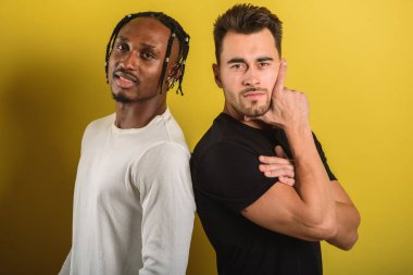 Siyah adam, Afrika dışından ve Avrupa dışından, duygusal, gülümseyen, ve ellerinde pazılar, atletik figürler, şişirilmiş erkekler, sarı arka planda