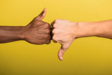 İki el, bir Avrupalı erkek ikinci Afrikalı Amerikalı, siyah elleri göster.  