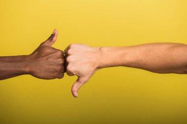 İki el, bir Avrupalı erkek ikinci Afrikalı Amerikalı, siyah elleri göster.  