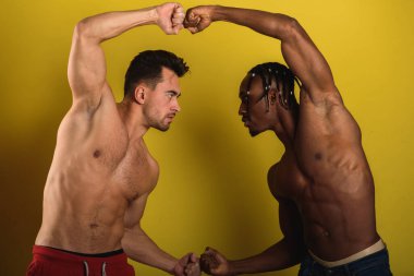 Siyah adam, Afrika dışından ve Avrupa dışından, duygusal, gülümseyen, ve ellerinde pazılar, atletik figürler, şişirilmiş erkekler, sarı arka planda 