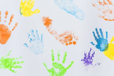 Beyaz arka planda çocuk el ve ayaklarının renkli baskıları 