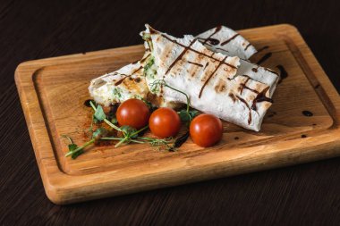 Tahta tepside etli, sebzeli ve domatesli pide.