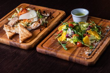 Tahtada iki salata, biri vejetaryen, diğeri sebzeli.