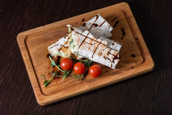 Kebab Fladenbrot Mit Fleisch Und Gemüse Und Tomaten Auf Einem — Stockfoto