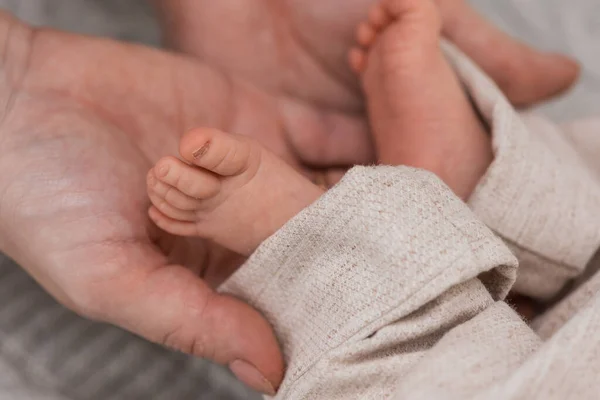 Lindas Pequeñas Piernas Bebé Recién Nacido Sobre Fondo Claro —  Fotos de Stock