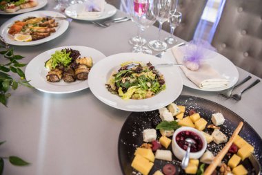 Restoranın önündeki beyaz masa..