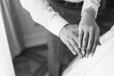 Gençler evlilik yüzüklerini gösteriyor. 