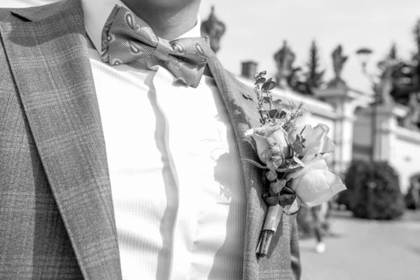 Frische Boutonniere Blume Jung Auf Einer Hochzeitsjacke — Stockfoto