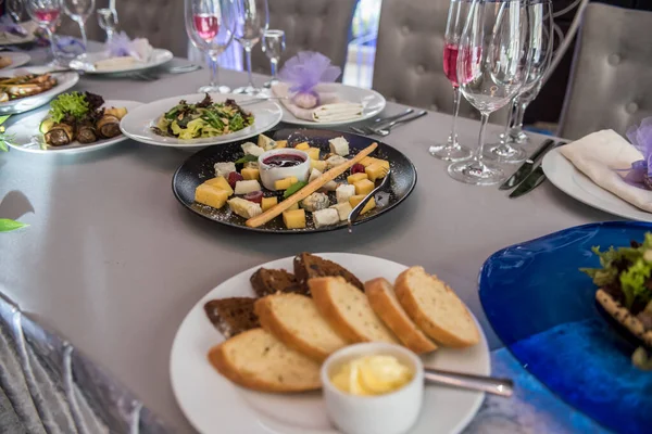 Mesa Branca Restaurante Frente Banquete — Fotografia de Stock