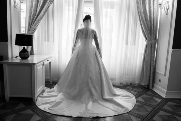 Sposa Uno Splendido Abito Bianco Lussureggiante Trova Vicino Alla Finestra — Foto Stock