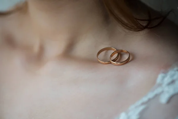 Jegygyűrűk Menyasszony Vállán — Stock Fotó