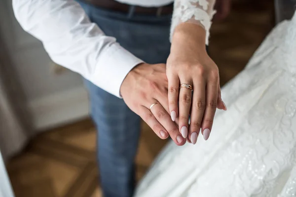 Jovens Estão Mostrando Alianças Casamento — Fotografia de Stock