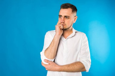 Genç, iş adamı, stil sahibi Avrupalı adam, iş adamı, mavi arka planda beyaz gömlekli öğrenci, çeşitli yüz ifadeleri, el hareketleri 