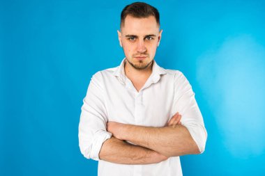 Genç, iş adamı, stil sahibi Avrupalı adam, iş adamı, mavi arka planda beyaz gömlekli öğrenci, çeşitli yüz ifadeleri, el hareketleri 