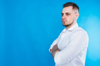 Genç, iş adamı, stil sahibi Avrupalı adam, iş adamı, mavi arka planda beyaz gömlekli öğrenci, çeşitli yüz ifadeleri, el hareketleri 