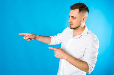 Genç, iş adamı, stil sahibi Avrupalı adam, iş adamı, mavi arka planda beyaz gömlekli öğrenci, çeşitli yüz ifadeleri, el hareketleri 