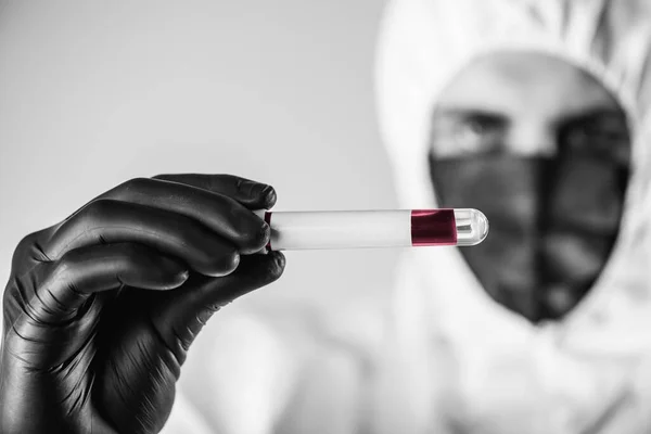 Ein Virologe Schwarzer Maske Und Handschuhen Mit Weißem Schutzanzug Führt — Stockfoto