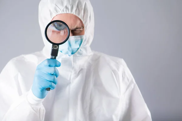 Virólogo Con Traje Protector Con Una Mascarilla Respiratoria Guantes Azules — Foto de Stock