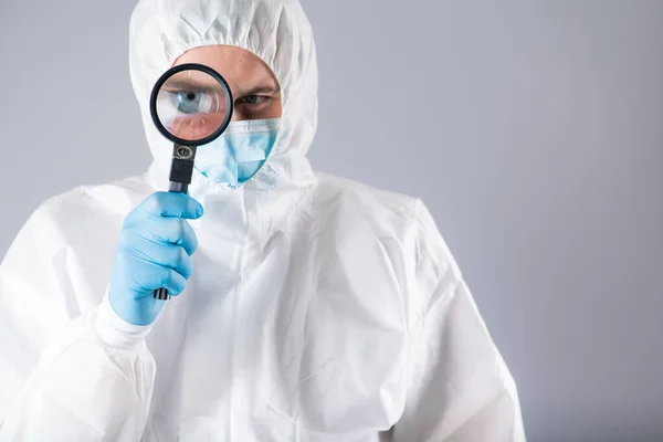 Virólogo Con Traje Protector Con Una Mascarilla Respiratoria Guantes Azules — Foto de Stock