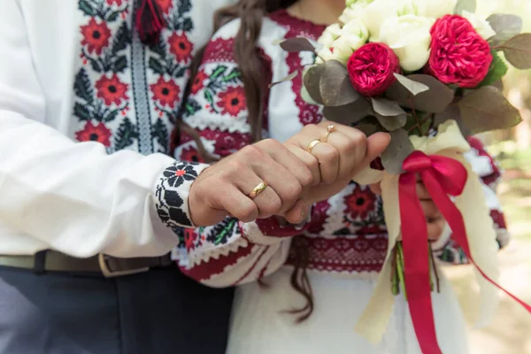 Bride Grooms Hands Wedding Bouquet Showing Ring — Stock Photo, Image