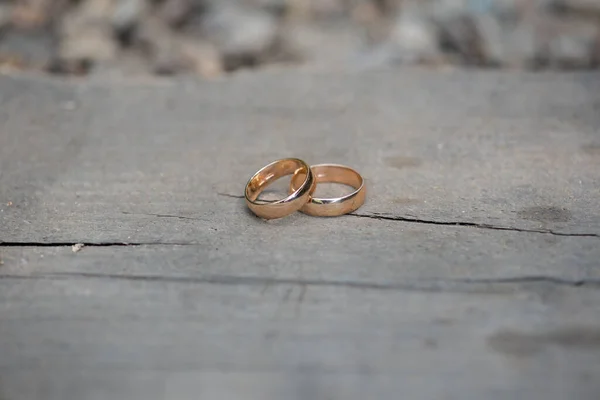 Casamento Ouro Jovem Superfície Madeira — Fotografia de Stock