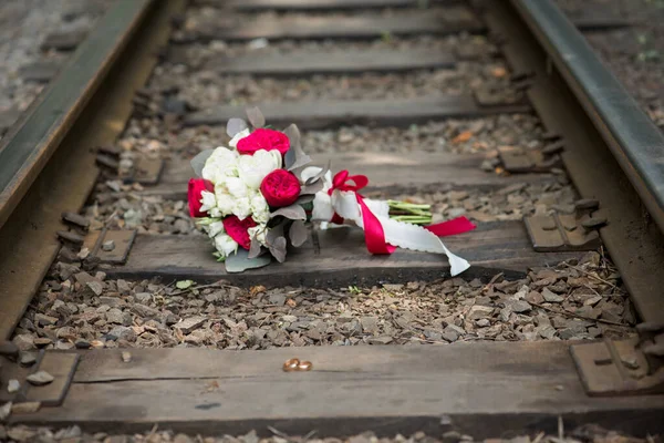 Bouquet Mariage Jeunes Sur Une Voie Ferrée — Photo