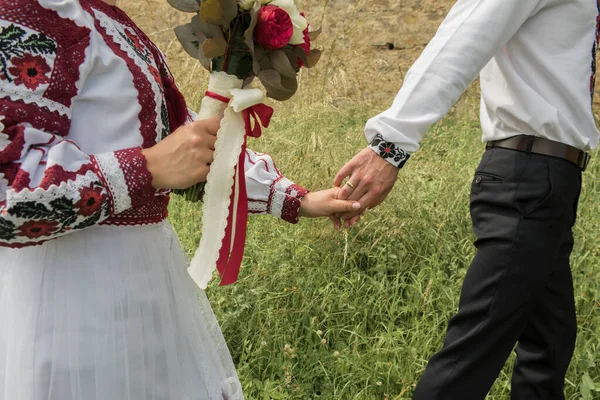 Bouquet Casamento Jovem Perto Suas Mãos — Fotografia de Stock