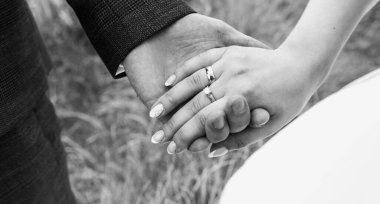 El ele tutuşan genç çift, romantizm. 